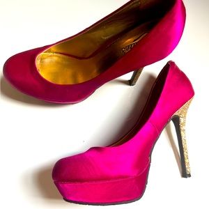 FUCHSIA PINK PUMP WITH GOLD HEEL